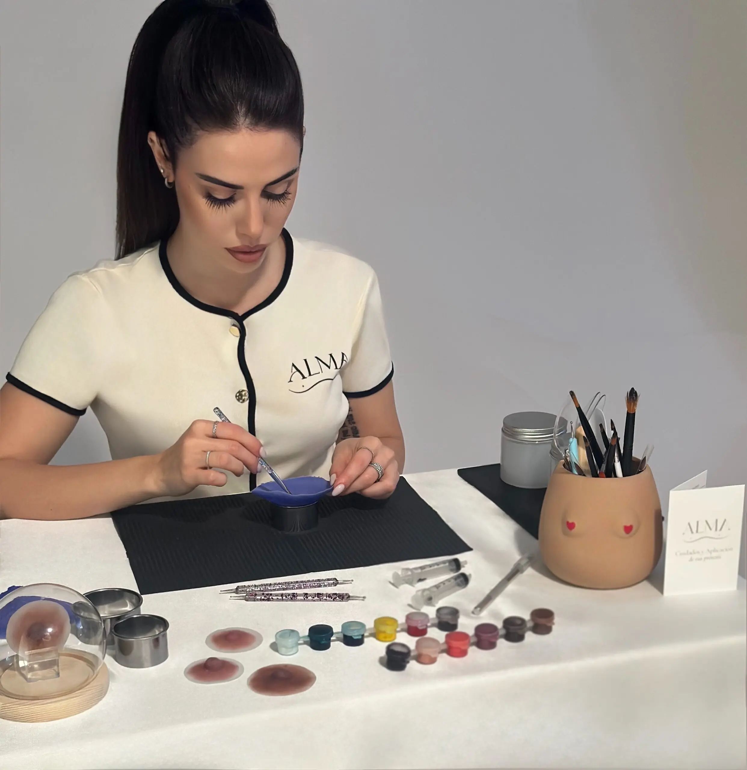Guendalina Guzzo trabajando en el diseño artesanal de una prótesis de areola y pezon en silicona médica de platino, destacando su grosor ultrafino de efecto segunda piel, su resistencia al agua, sin ser invasivas y sin cirugías en sus centro de Marbella - Alma Design Care