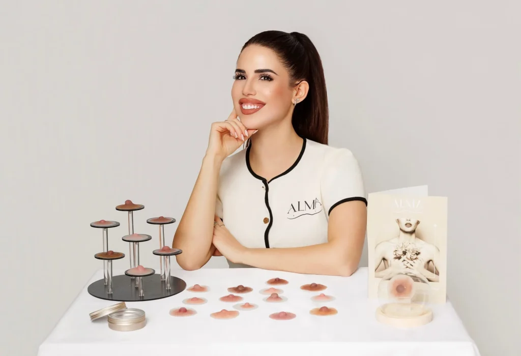 Guendalina Guzzo, fundadora de AlmaDesignCare, con una colección de prótesis de areola y pezón en silicona médica hiperrealistas, creadas por ella en Málaga.