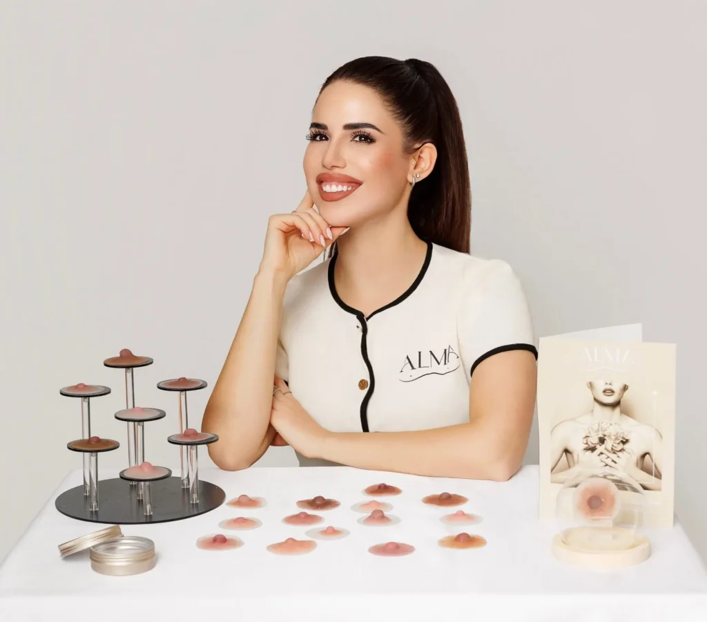 Guendalina Guzzo, fundadora de AlmaDesignCare, con una colección de prótesis de areola y pezón en silicona médica hiperrealistas, creadas por ella en Málaga.