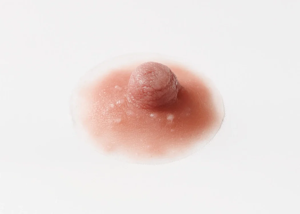 Prótesis de areola externa de silicona médica, una solución estética no invasiva y sin cirugía para reconstrucción mamaria por la especialista Italiana Guendalina Guzzo en sus centros de Barcelona, Marbella y Milán