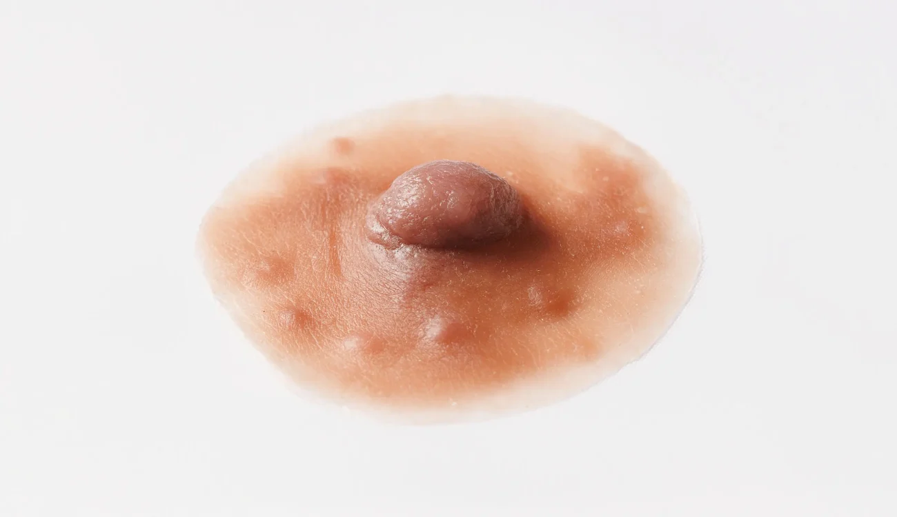 Prótesis de areola y pezón hiperrealista resistente al agua de Guendalina Guzzo en Alma Design Care, ideal para uso diario.